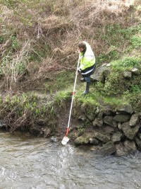 Prélèvement d'eau dans le Chenelais ©FX Duponcheel / ABC